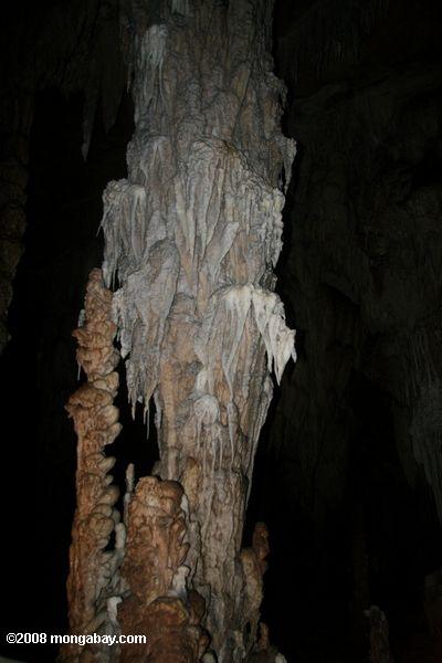 stalagtites na caverna atm