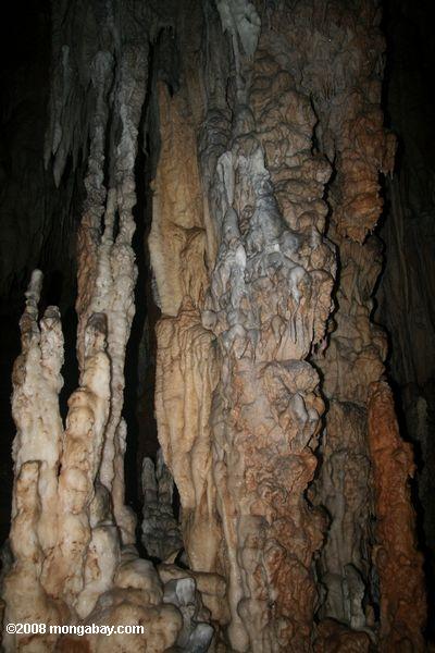 stalagtites na caverna atm