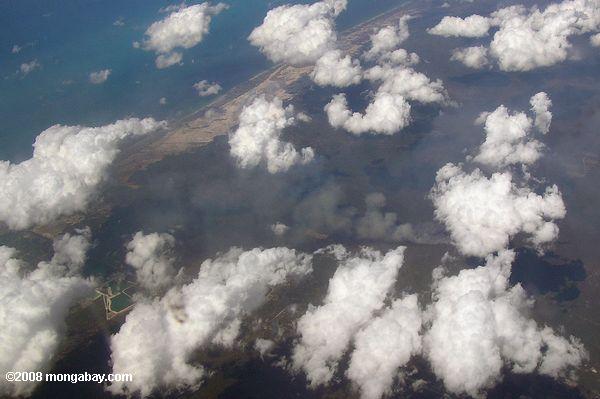メキシコ沿岸の空中で燃焼を表示
