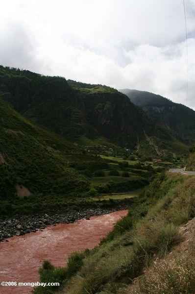 Häuser und Ackerland, die bald an einem Verdammung Projekt tibetanisches Yunnan evakuiertes