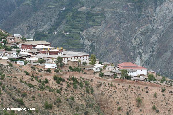 Tibetanisches Dorf auf der Straße von Deqin zum Shangri-La
