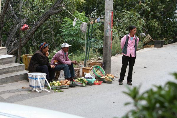 Frauen, die Frucht entlang der Straße tibetanisches