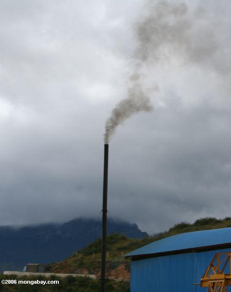 дымовая труба завода, испускающие загрязнения в воздух
