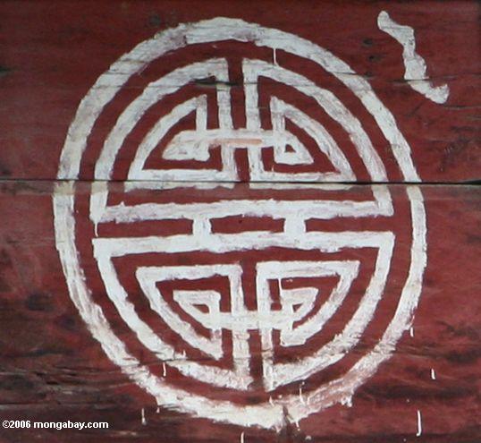 Muster gemalt auf einem roten Stall in China