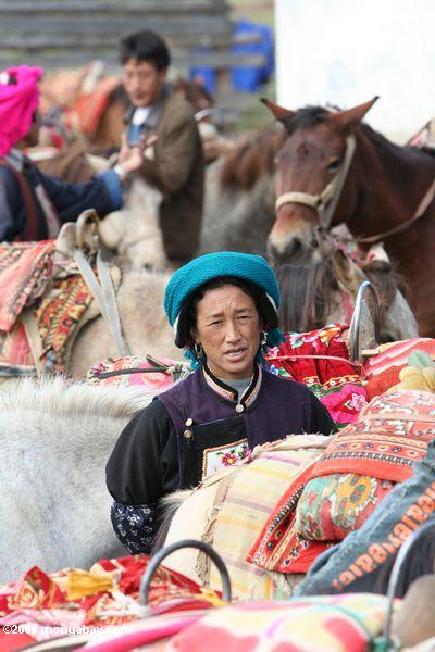 Tibetanische Frau mit einem Türkisschal