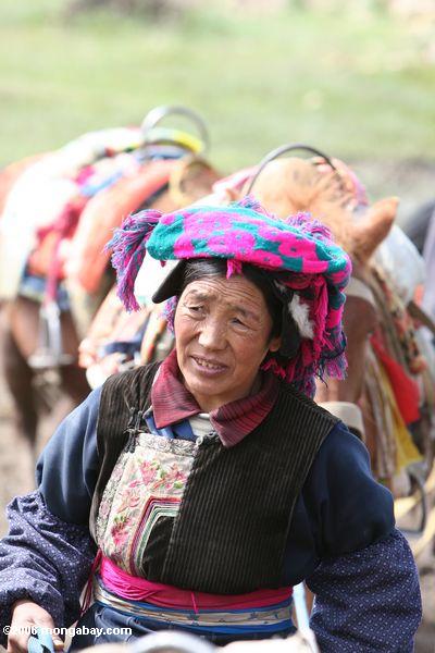 тибетская женщина, с красочными головной убор