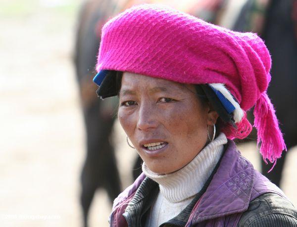 Tibetanische Frau mit einem rosafarbenen headscarf