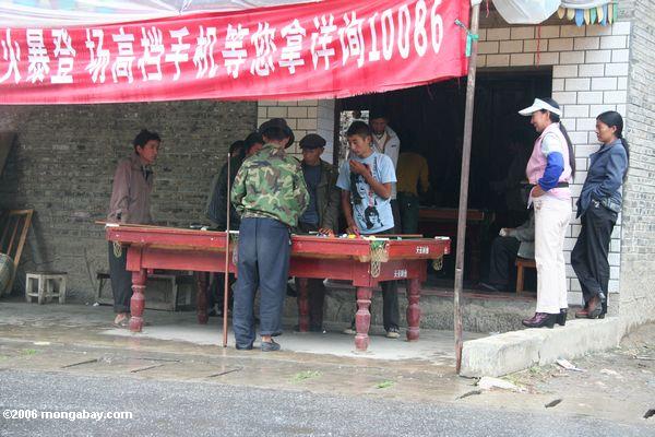Männer, die Straßenrandlache in Yunnan tibetanisches