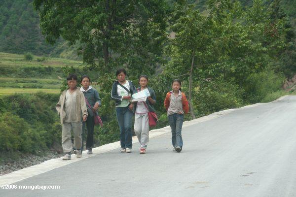 Kids von der Schule in der Naxi Region tibetanisches Yunnan