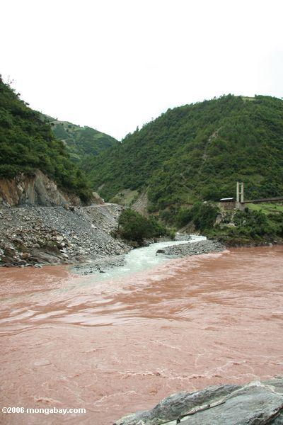 Den Wasserstrom löschen, der das rote schlammige Mekong tibetanisches
