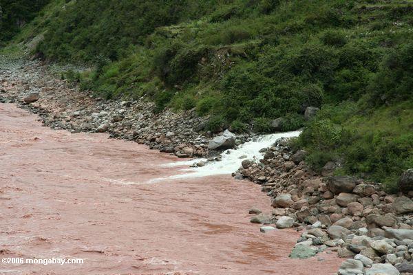 Whitewater, welches das schlammige rote Mekong tibetanisches
