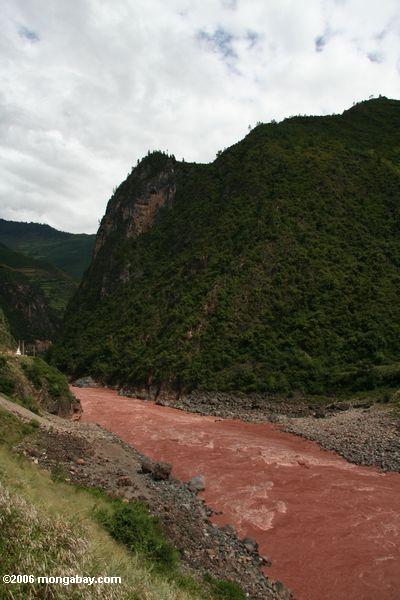 Rote Farbe des tiefen Ziegelsteines des oberen Mekong. Dieser Abschnitt wird durch eine Verdammung tibetanisches