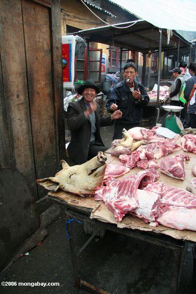 продавцы на рынке мяса в Дечен
