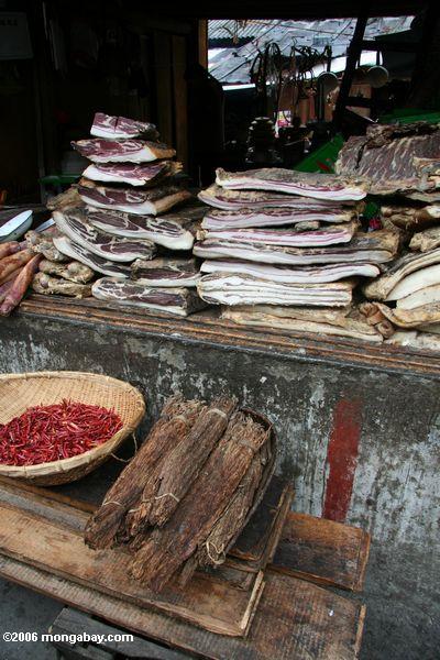Stapel des getrockneten Fleisches im Fleischmarkt in Dechen