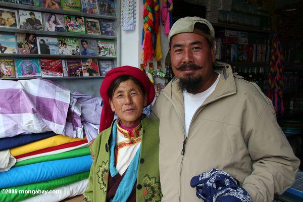 Tibetanische Frau mit einem privaten Tourführer in Deqin