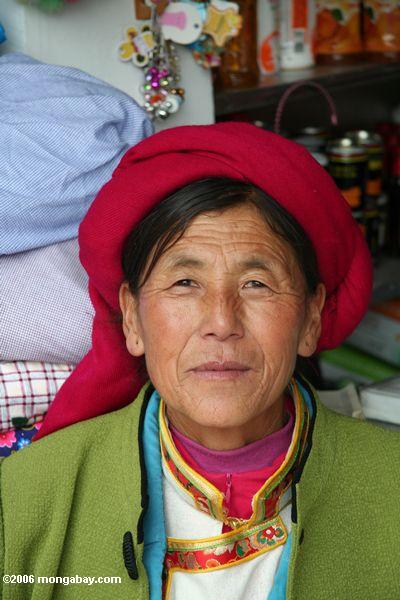 deqin市場では、チベット語の女性