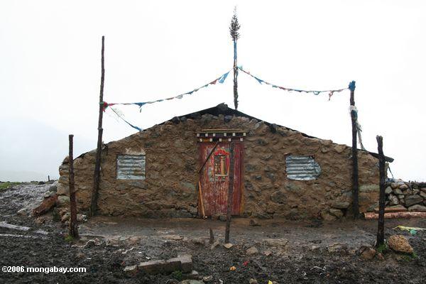 Ziegelsteinhütte an der Oberseite eines Gipfels auf der Straße von Deqin zu Zhongdian