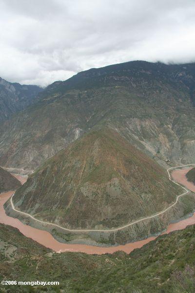 Янцзы в северо-западной провинции Юньнань, как видно из вершине хребта