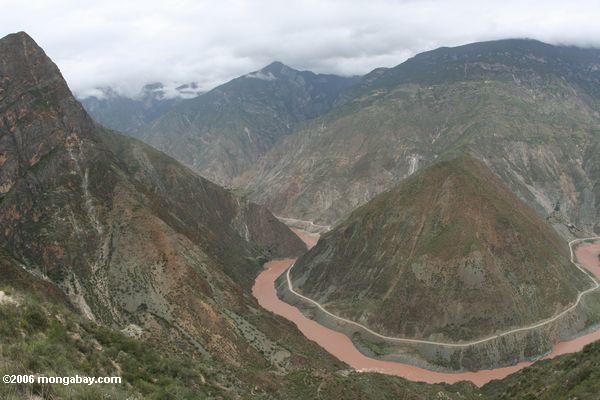 Янцзы в северо-западной провинции Юньнань, как видно из выше хребта река