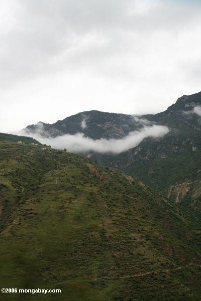 whisp облаков, как они плавать на основе тибетской долине