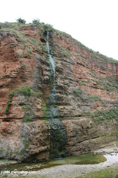 Водопад близ дороги из zhongdian к долине реки Янцзы