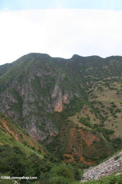 красные и серые скалы в провинции Юньнань
