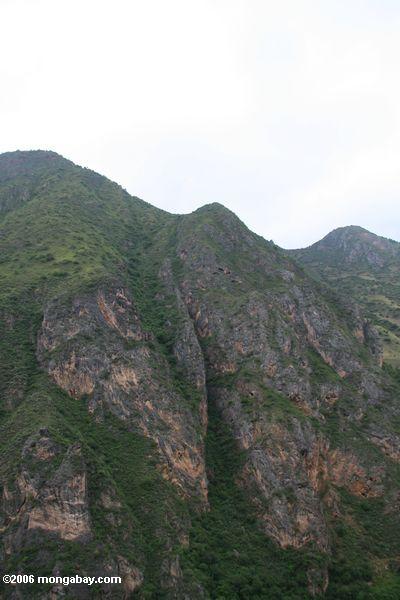 высокой скалы в северо-западной провинции Юньнань