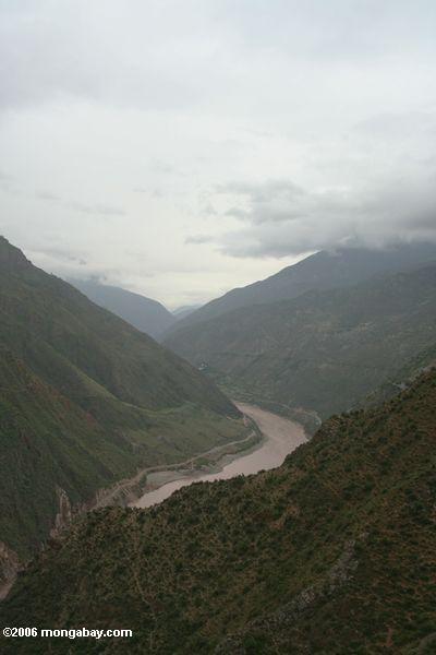 Верхняя Янцзы, как оно кривым путем тибетского Юньнань
