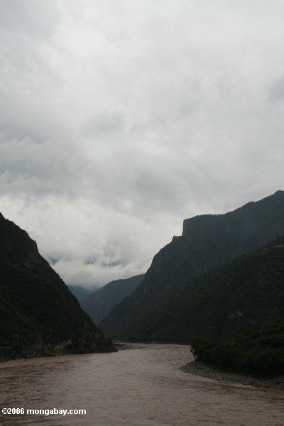 Янцзы река в тибетской провинции Юньнань