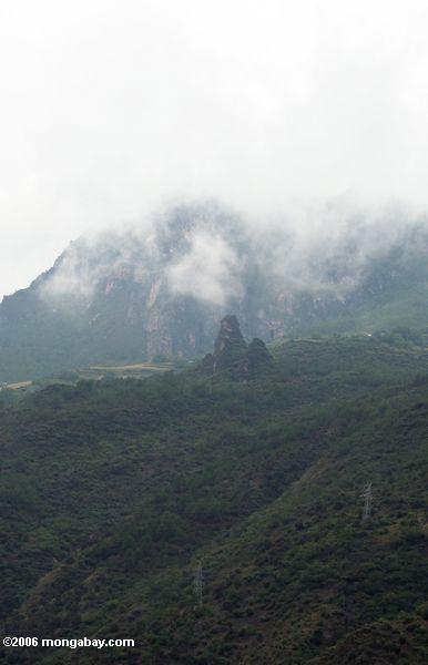 Felsenanordnung nahe einem Berg in Yunnan