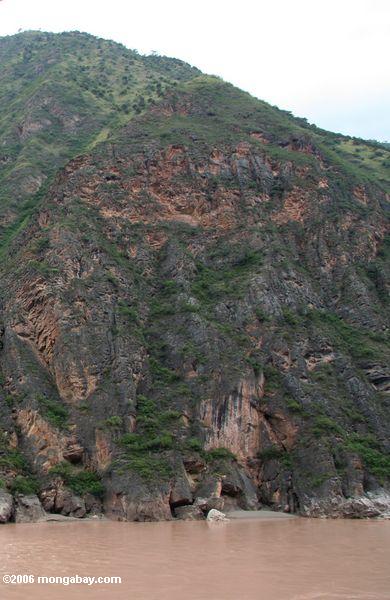 Скалы вдоль реки Янцзы верхняя