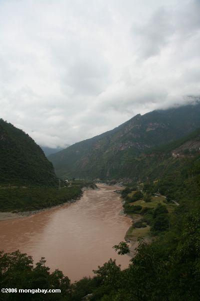 Верхняя Янцзы в провинции Юньнань, глядя upriver