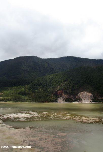 карьер и затоплены пастбища вблизи zhongdian
