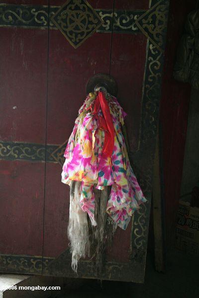 Bunter Schal auf einem Türhandgriff bei Ringa