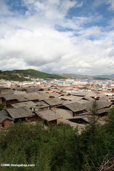 Vista de Zhongdian, “cidade velha” no primeiro plano