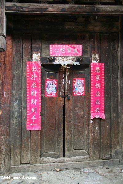 Hölzerne Türen in Zhongdian