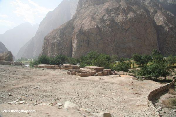 Vila de Tajik ao longo da estrada a Datong