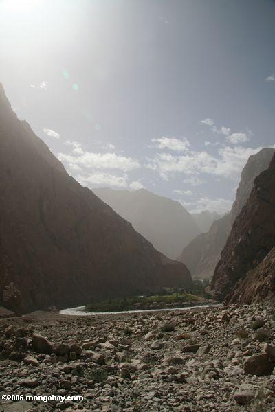 Vila de Tajik ao longo da estrada a Datong