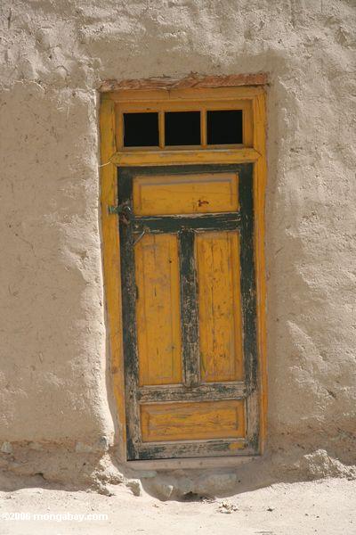Gelbe Tür zu einem luftgetrockneter Ziegelstein Tajik Haus