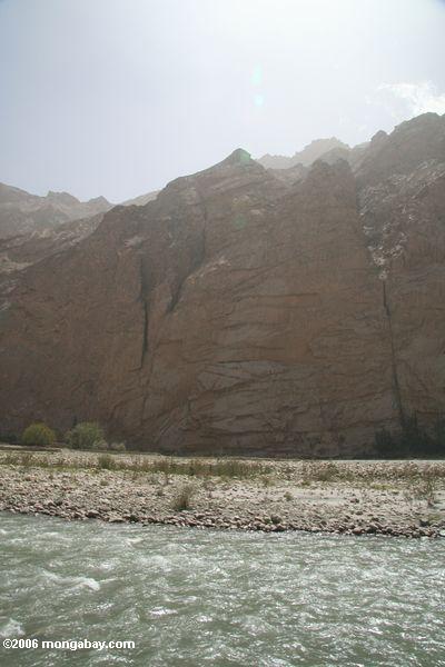 высокой скалы в Синьцзяне
