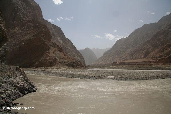 мутный ледниковые реки и горы в отдаленных западных Синьцзян