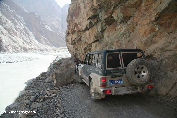 SUV, das durch einen schmalen Punkt Xinjiang