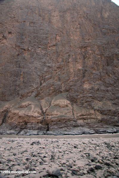 kunlun山の中では、切り立った岩の顔