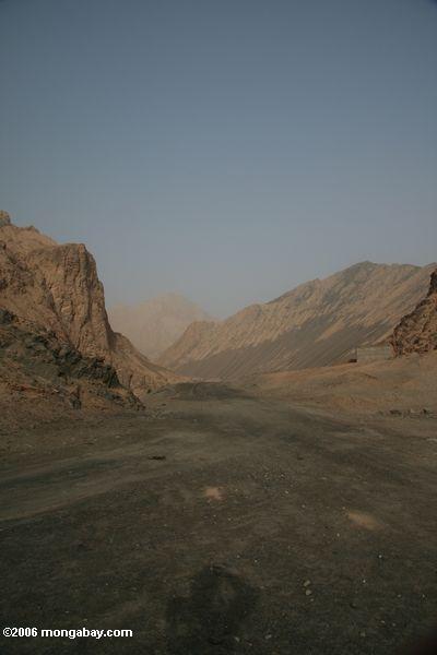 Paisagem montanhosa seca das montanhas de Kunlun