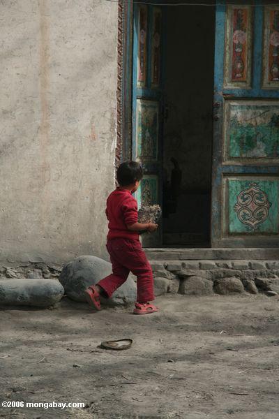 Junge, der in Dorf nahe Kusrap Xinjiang