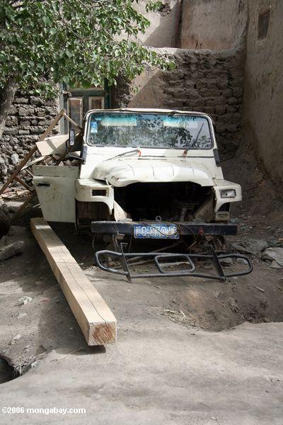 Abgestreifter Jeep in Kusrap