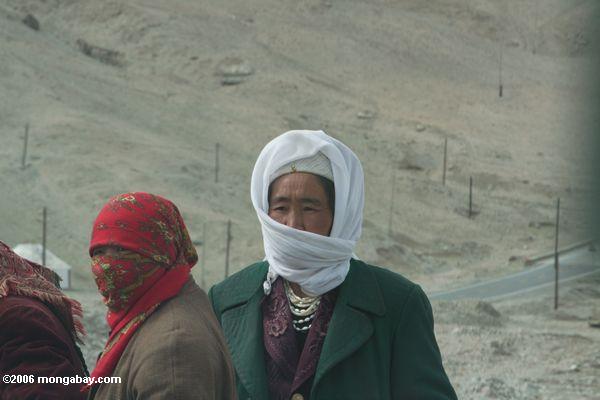 カラコルムハイウェイ沿いには、タジク語の女性