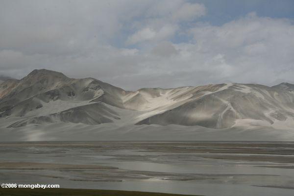 Passagem Marshy nas montanhas de Pamir em Xinjiang