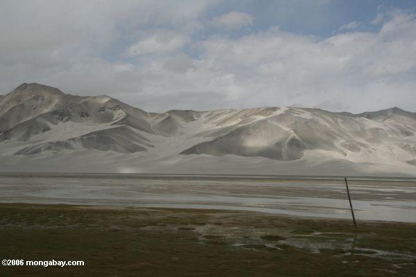 Bedeckte Berge auf der Pamir Hochebene versanden