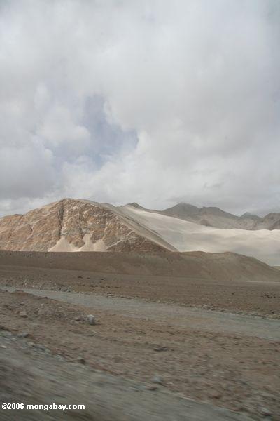 Duna de areia nas montanhas de Pamir em China ocidental